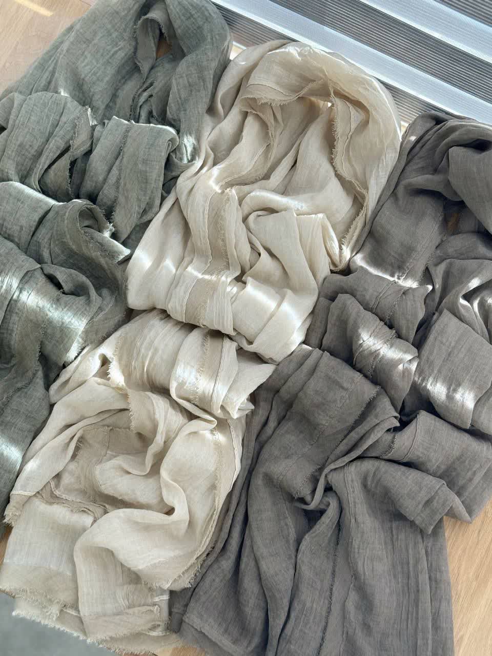 1976- شال میناز