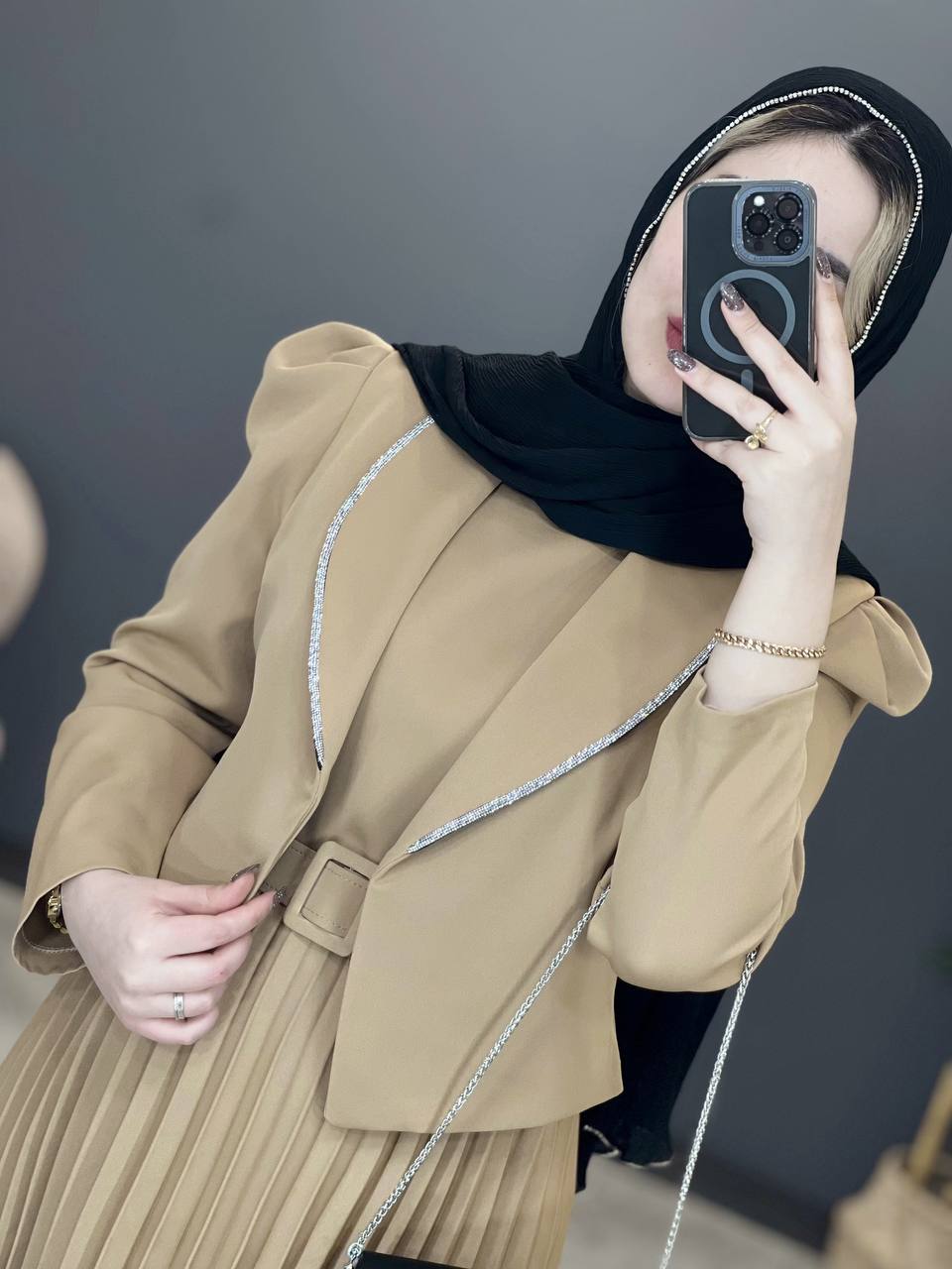 1351-کت و سارافون پلیسه