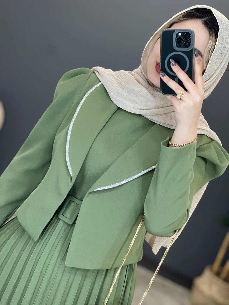 1351-کت و سارافون پلیسه