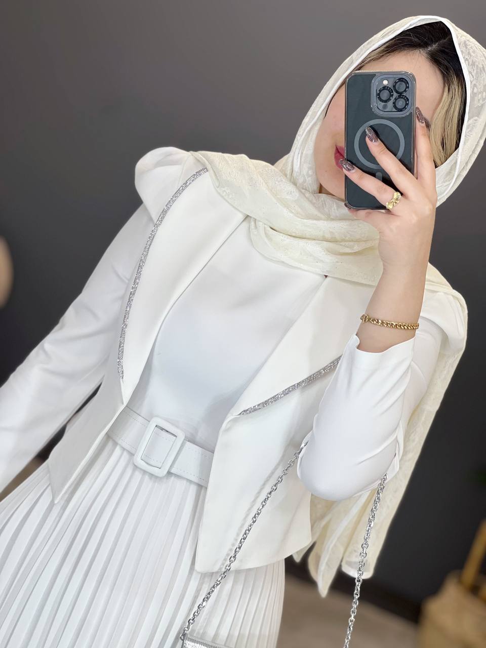 1351-کت و سارافون پلیسه