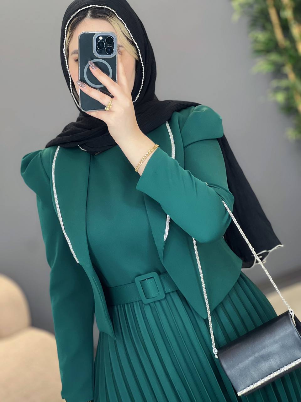 1351-کت و سارافون پلیسه