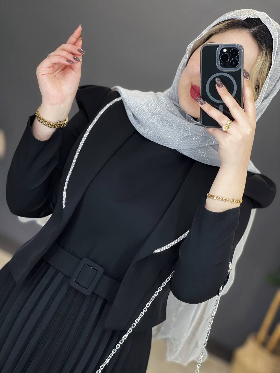 1351-کت و سارافون پلیسه