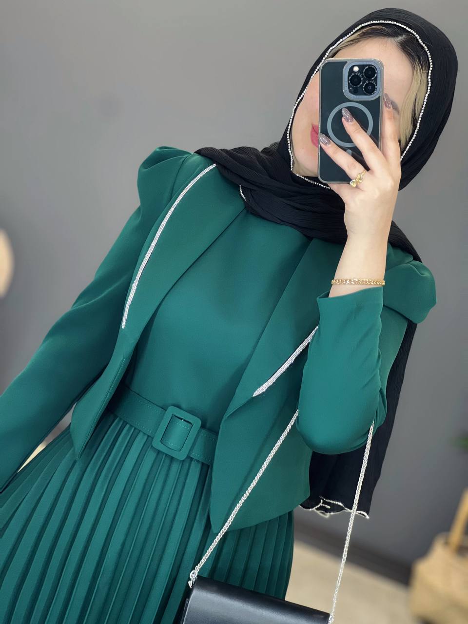 1351-کت و سارافون پلیسه