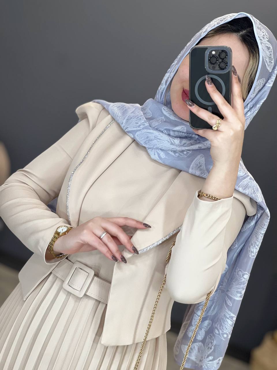 1351-کت و سارافون پلیسه