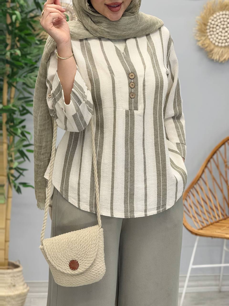 1715- شومیز دکمه چوبی