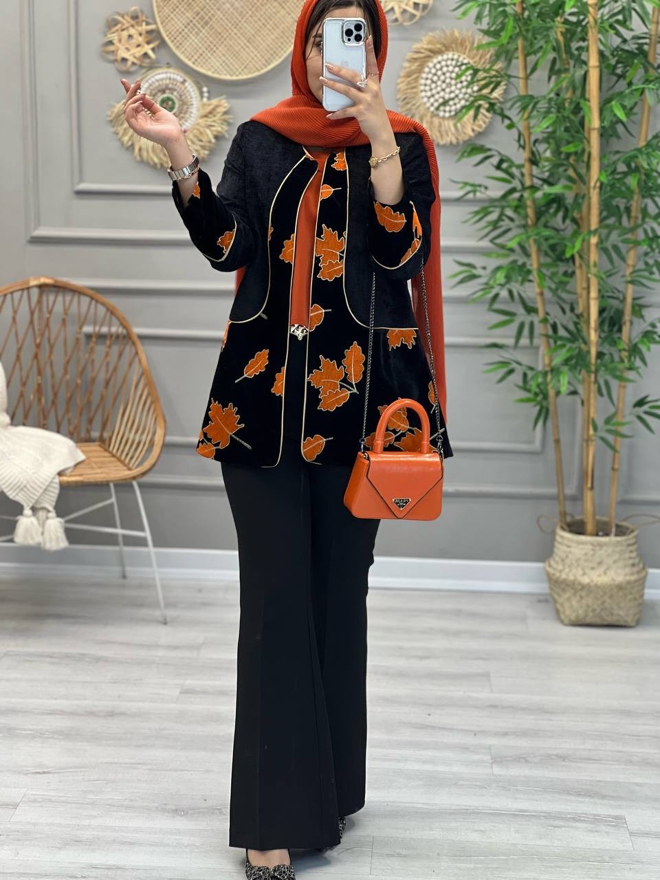 1065-مانتو مزونی مخمل جیران