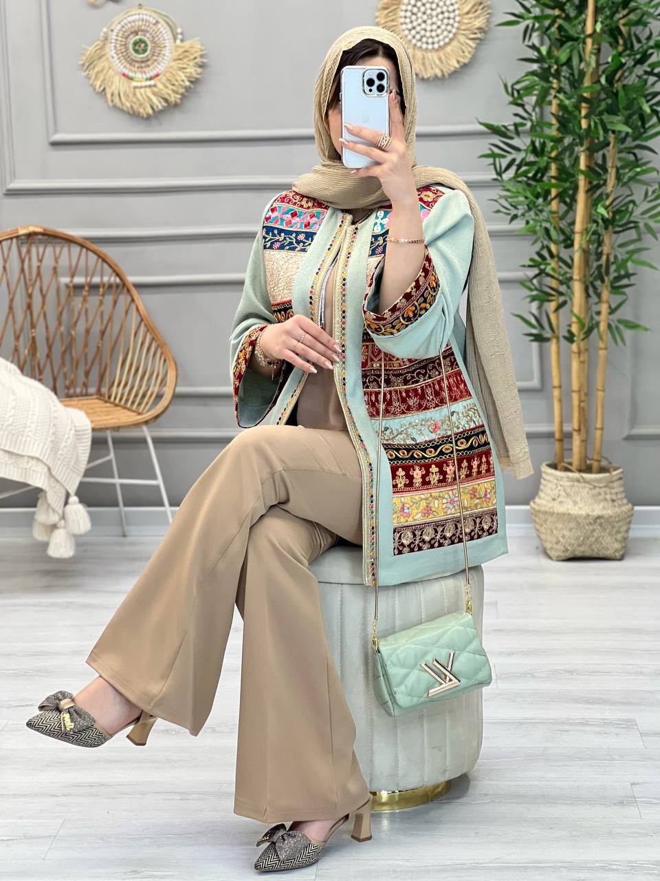 1110- مانتو مزونی سوزن دوزی ارزنده( خرجکار رندوم ارسال میشود)