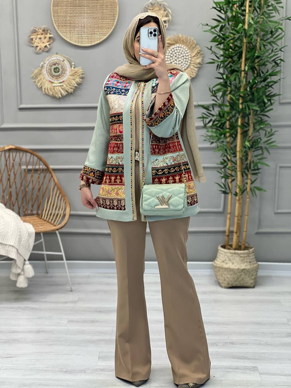 1110- مانتو مزونی سوزن دوزی ارزنده( خرجکار رندوم ارسال میشود)