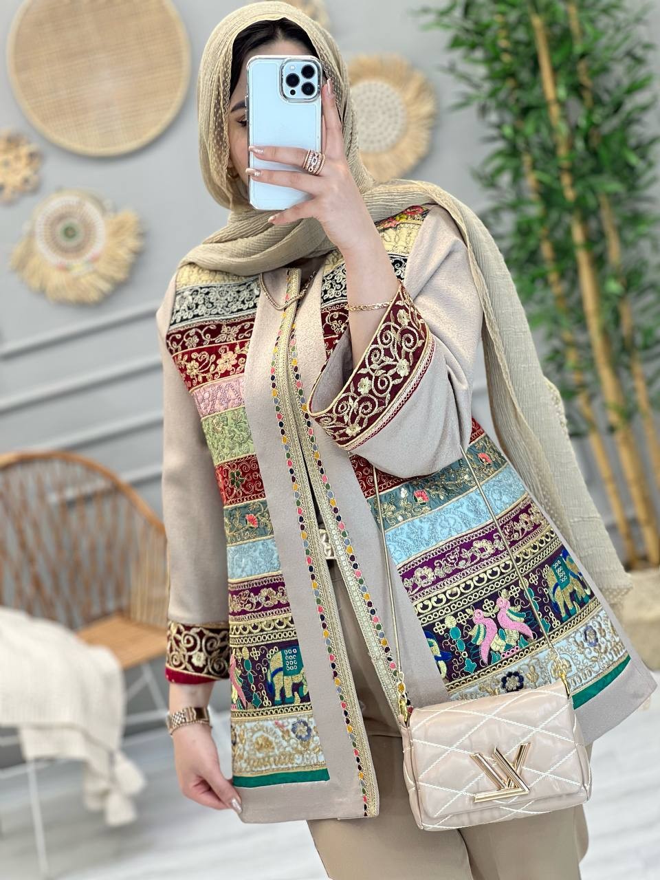 1110- مانتو مزونی سوزن دوزی ارزنده( خرجکار رندوم ارسال میشود)