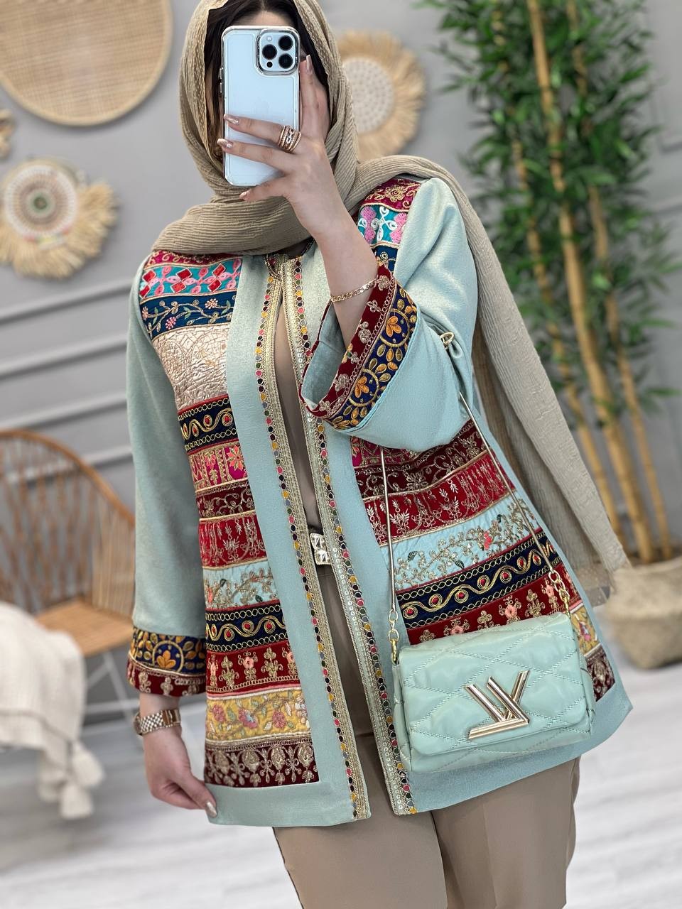 1110- مانتو مزونی سوزن دوزی ارزنده( خرجکار رندوم ارسال میشود)