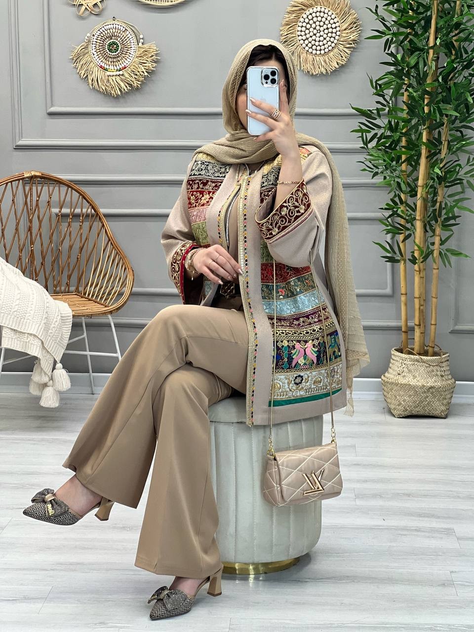 1110- مانتو مزونی سوزن دوزی ارزنده( خرجکار رندوم ارسال میشود)